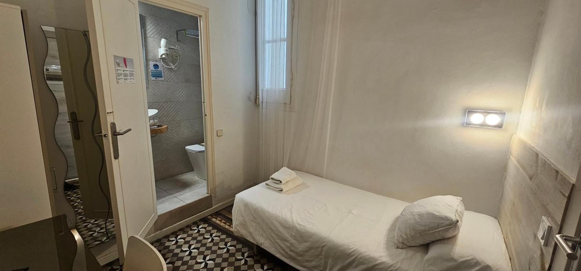 Hostal Eixample Барселона Экстерьер фото